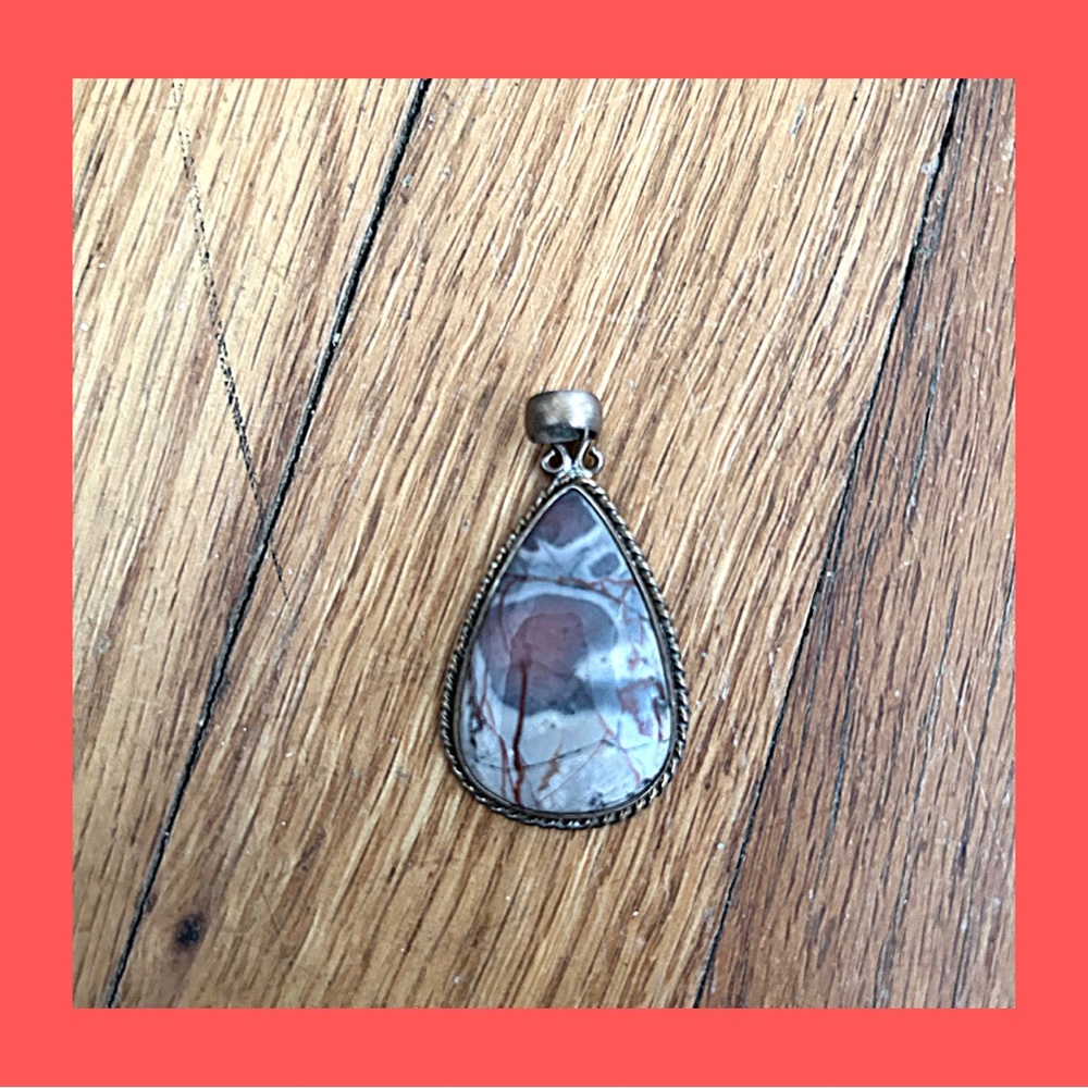 Agate and sterling silver pendant